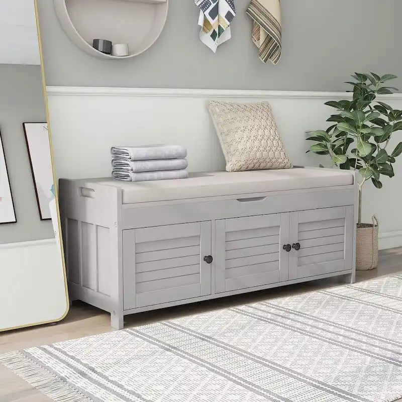 Banc de rangement pour chaussures de ferme avec coussin, portes persiennes et compartiment caché