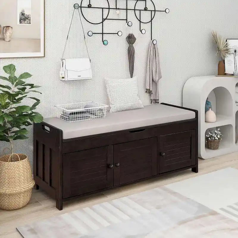 Banc de rangement pour chaussures de ferme avec coussin, portes persiennes et compartiment caché