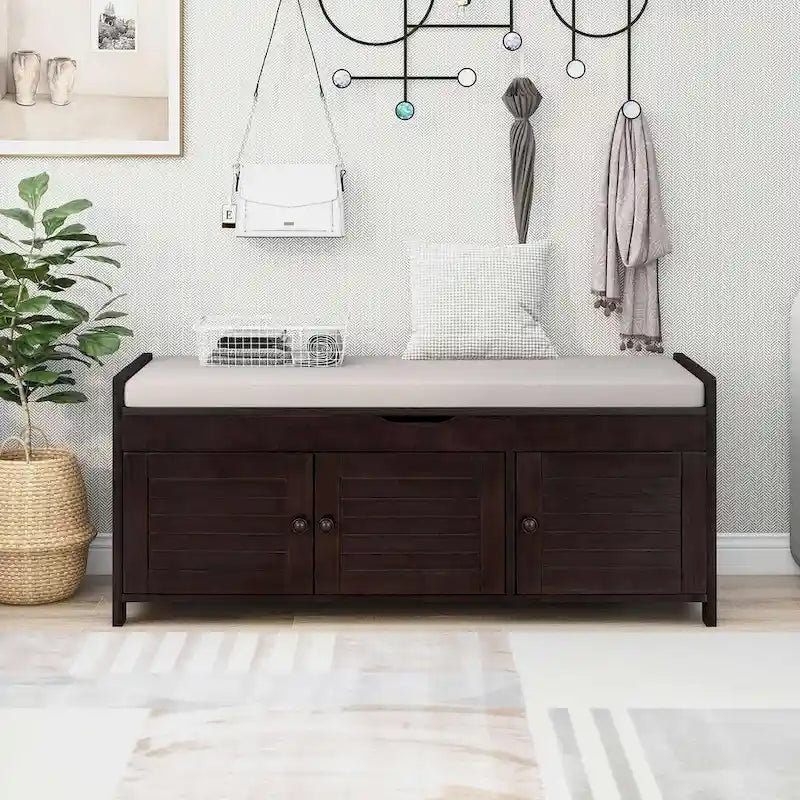 Banc de rangement pour chaussures de ferme avec coussin, portes persiennes et compartiment caché