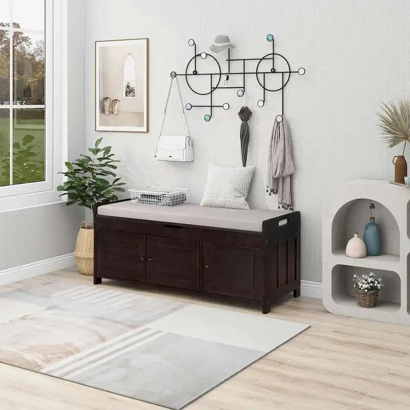 Banc de rangement pour chaussures de ferme avec coussin, portes persiennes et compartiment caché