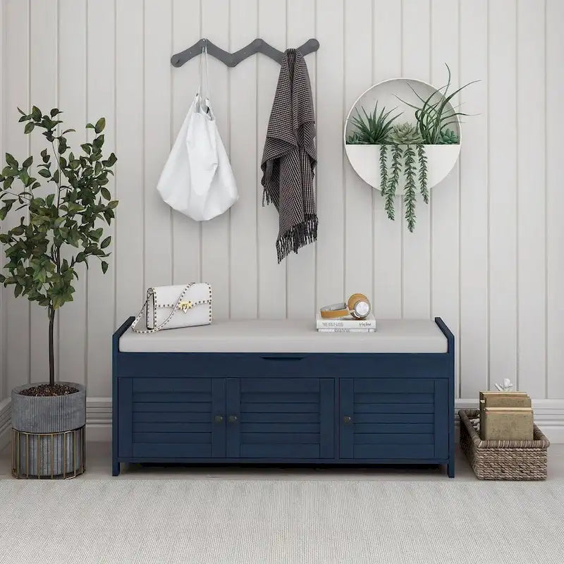 Banc de rangement pour chaussures de ferme avec coussin, portes persiennes et compartiment caché