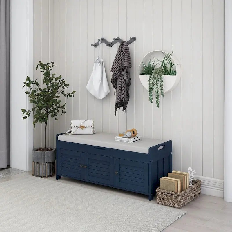Banc de rangement pour chaussures de ferme avec coussin, portes persiennes et compartiment caché