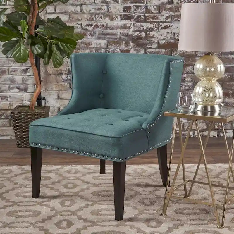 Fauteuil d'appoint capitonné avec clous décoratifs et silhouette incurvée