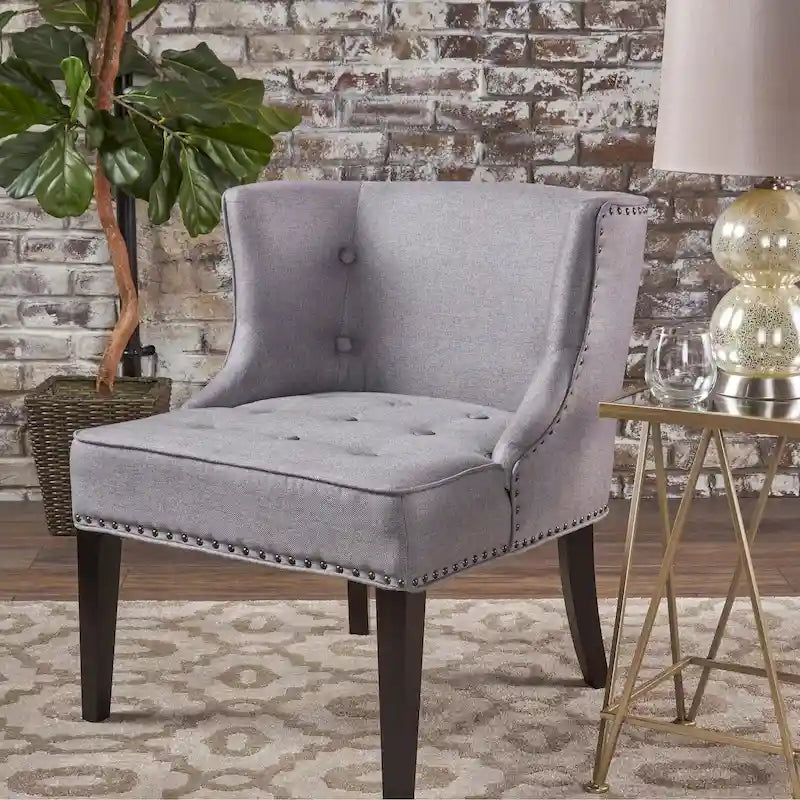 Fauteuil d'appoint capitonné avec clous décoratifs et silhouette incurvée
