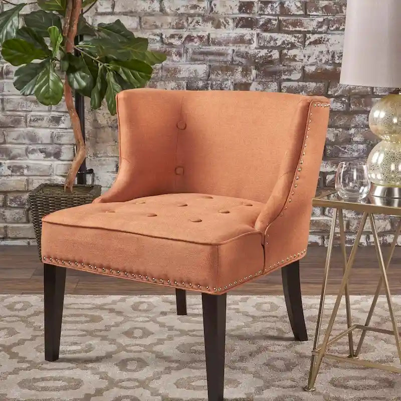 Fauteuil d'appoint capitonné avec clous décoratifs et silhouette incurvée