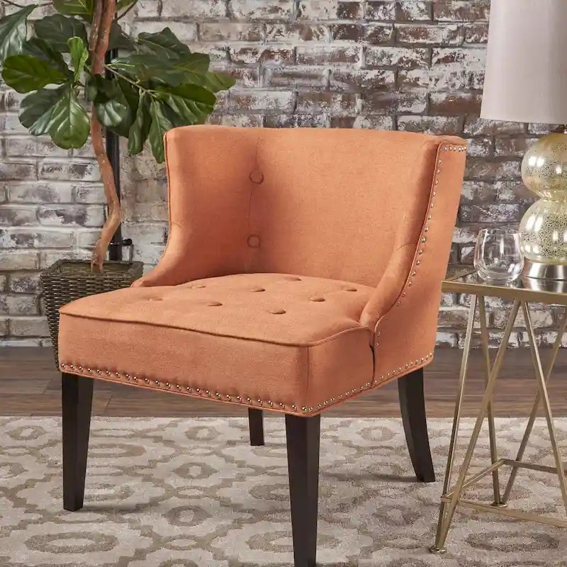 Fauteuil d'appoint capitonné avec clous décoratifs et silhouette incurvée