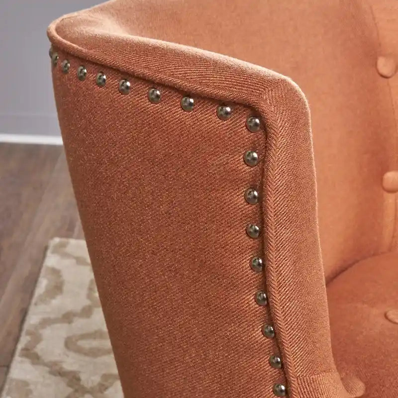 Fauteuil d'appoint capitonné avec clous décoratifs et silhouette incurvée