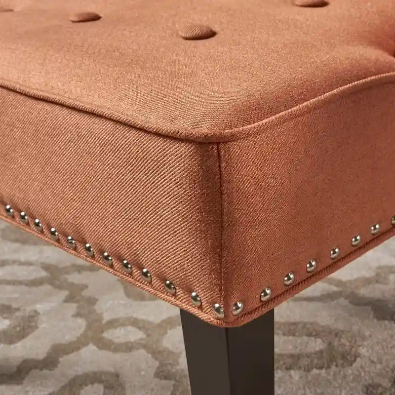Fauteuil d'appoint capitonné avec clous décoratifs et silhouette incurvée