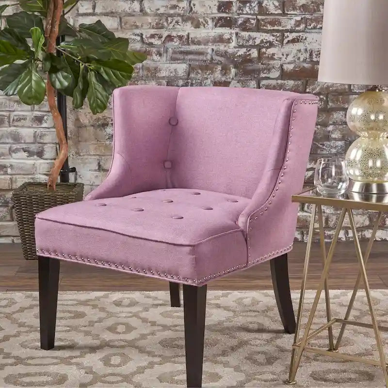 Fauteuil d'appoint capitonné avec clous décoratifs et silhouette incurvée