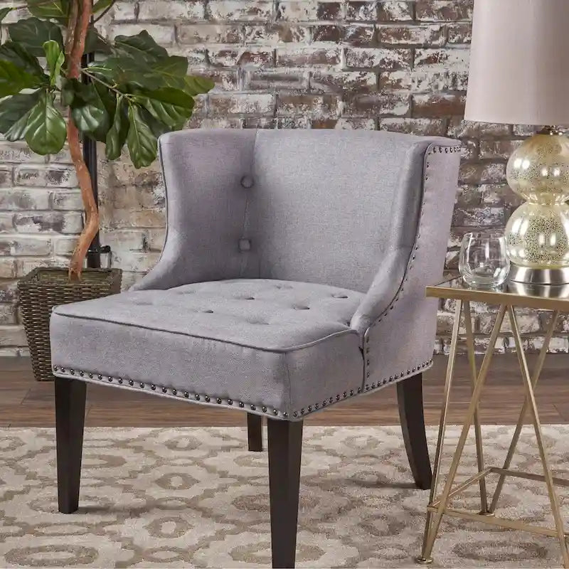 Fauteuil d'appoint capitonné avec clous décoratifs et silhouette incurvée