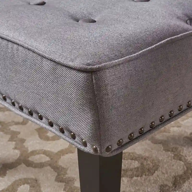 Fauteuil d'appoint capitonné avec clous décoratifs et silhouette incurvée