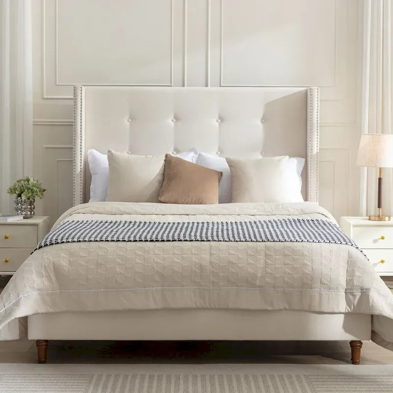 Cadre de lit King size en velours avec tête de lit capitonnée et pieds en noyer