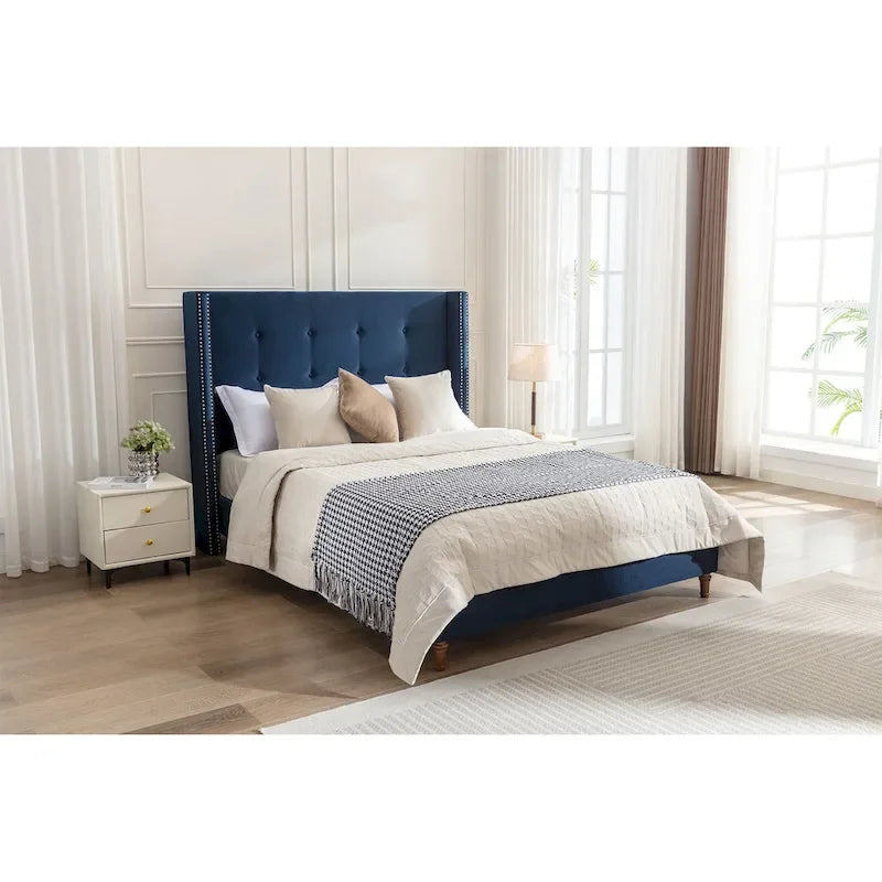 Cadre de lit King size en velours avec tête de lit capitonnée et pieds en noyer