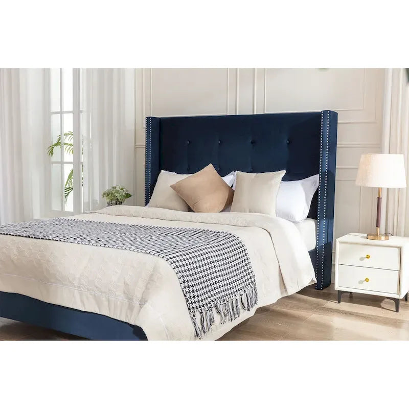 Cadre de lit King size en velours avec tête de lit capitonnée et pieds en noyer