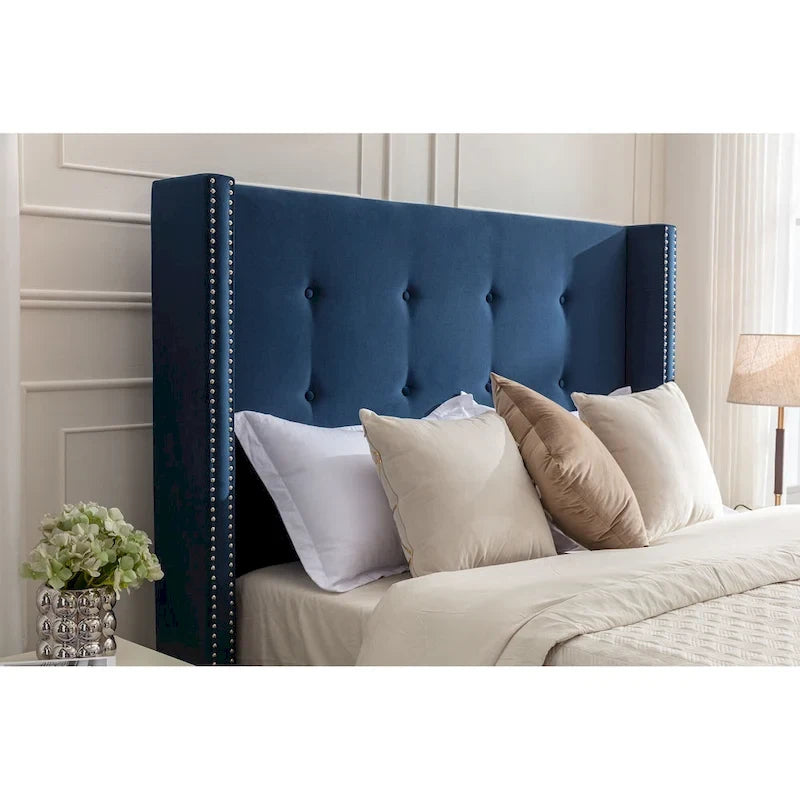 Cadre de lit King size en velours avec tête de lit capitonnée et pieds en noyer