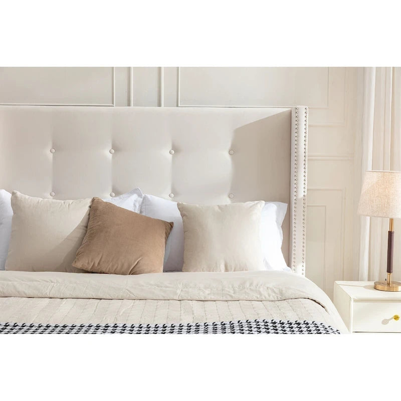 Cadre de lit King size en velours avec tête de lit capitonnée et pieds en noyer