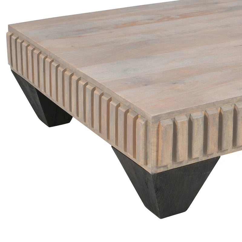 Table basse carrée en bois de manguier fabriquée à la main avec détails sculptés et finition grise sablée